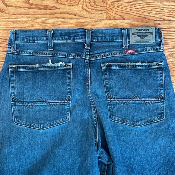 Wrangler Relaxed Boot Jeans Sz 34 x 32 NEW UNWORN PERFECT - Picture 3 of 6